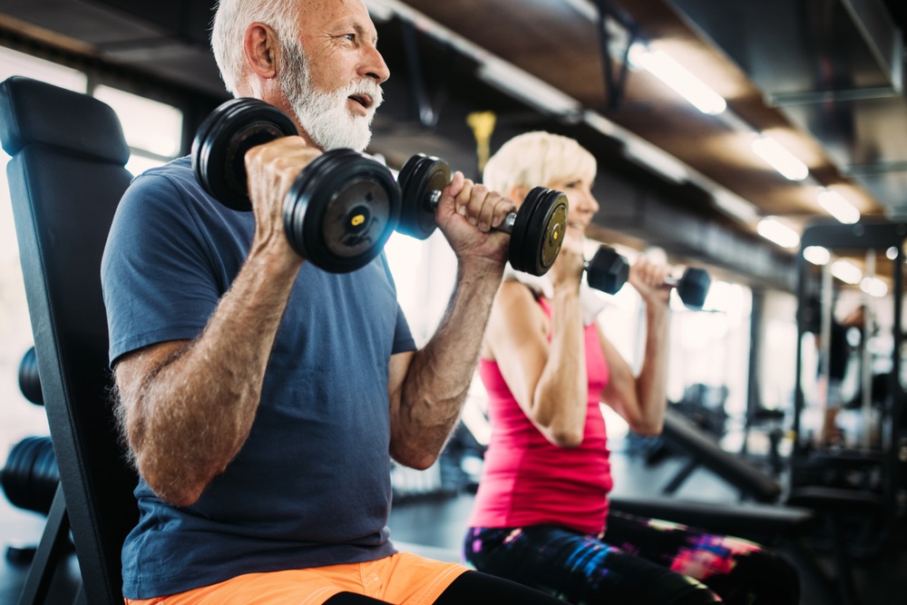 A prática de exercícios físicos fortalece a musculatura e ajuda a prevenir acidentes domésticos. Foto: NDAB Creativity / Shutterstock.