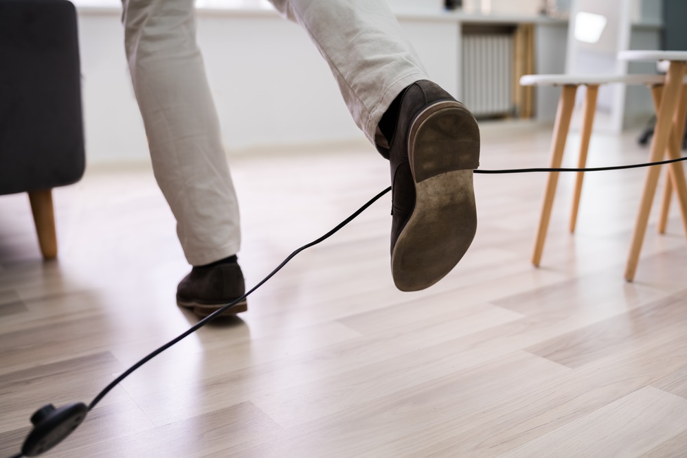 Uma das formas de evitar acidentes domésticos é não deixar fios soltos pelo caminho que possam causar tropeços. Foto: Andrey_Popov / Shutterstock.