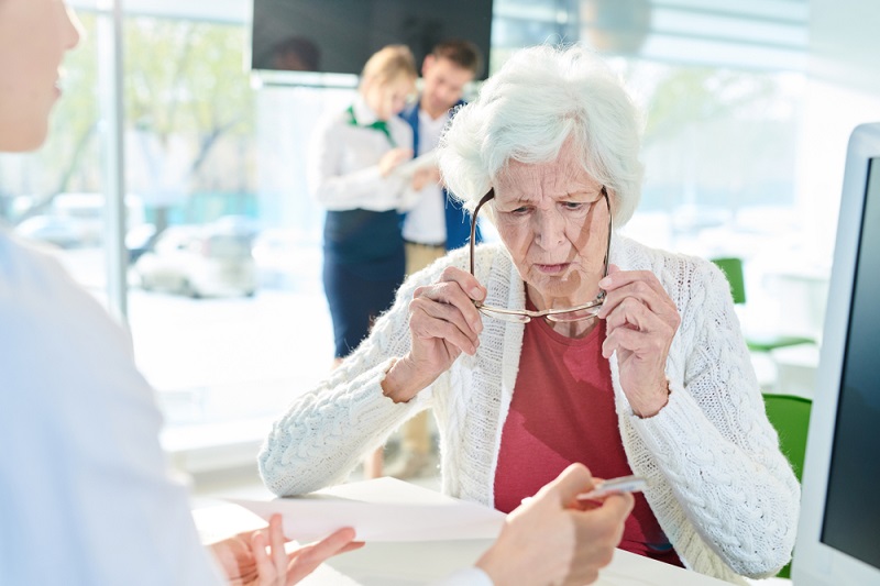 Antes de se decidir, é importante conhecer todas as opções de empréstimo para idoso disponíveis. Foto: Seventy Four / Shutterstock.