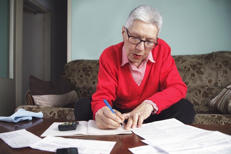 Planejamento é o melhor caminho para se tomar um empréstimo para idoso. Foto: Teodor Lazarev / Shutterstock.