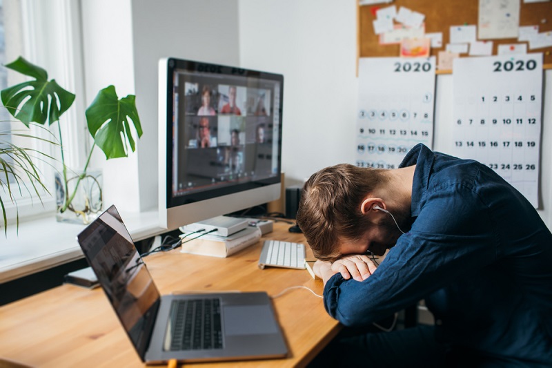 É preciso estabelecer horários de trabalho e de descanso para garantir produtividade durante o home office. Foto: Girts Ragelis / Shutterstock.