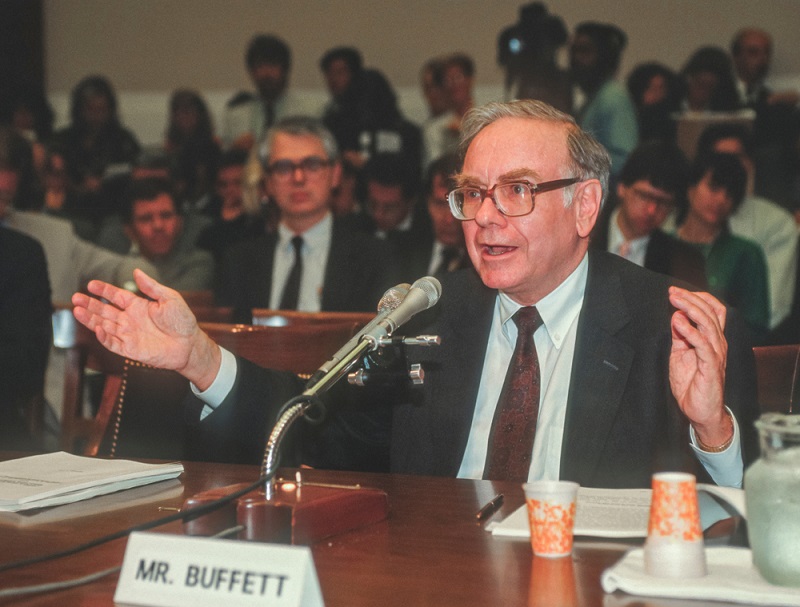 Warren Buffett considera que seu curso mais importante foi o de oratória. Foto: Rob Crandall / Shutterstock.