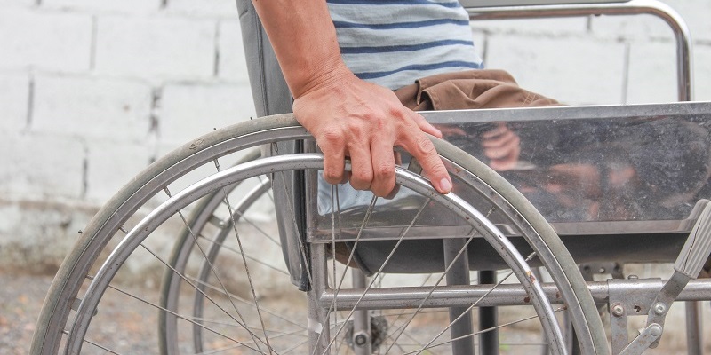 Pessoa em cadeira de rodas ilustrando a notícia sobre Auxílio Inclusão.