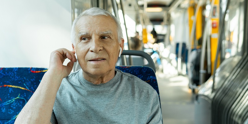 Imagem de um idoso brasileiro sentado no ônibus da cidade.