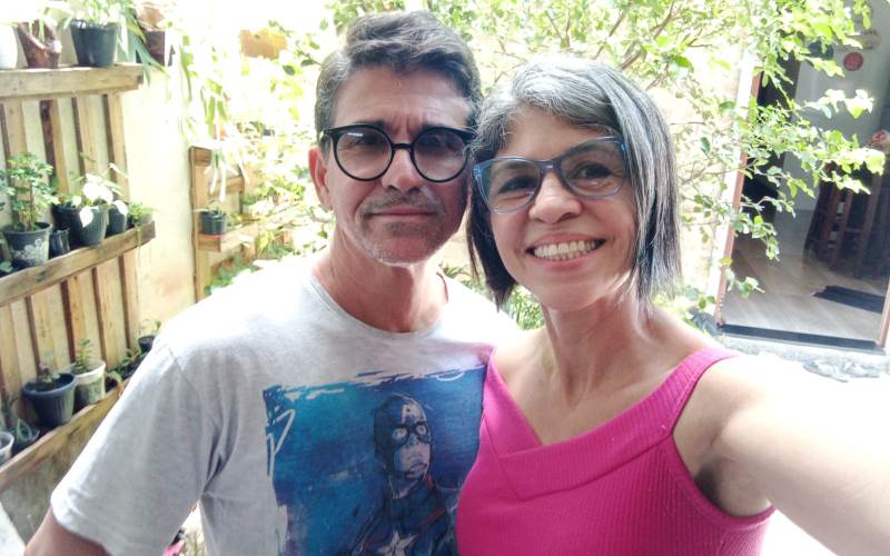 Ricardo, de 54 anos, ao lado de sua esposa, Simone, de 53 anos. Imagem para ilustrar a matéria sobre expectativas sobre 2022.