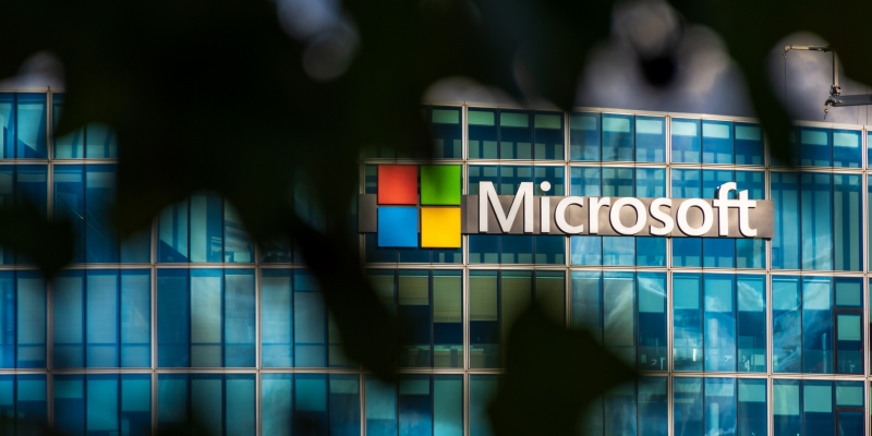 A fachada da empresa Microsoft. Imagem para ilustrar a matéria sobre a inclusão dos 50+ no mercado de tecnologia.