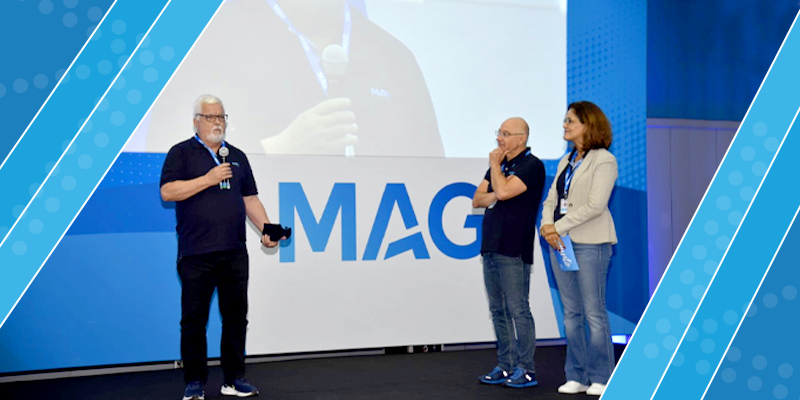 Carlos Eduardo recebendo a premiação por estar há mais de 40 anos no evento MAG Day. Imagem para ilustrar a matéria sobre longevidade no trabalho.