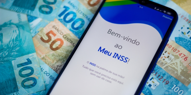 Um celular com a tela inicial do aplicativo Meu INSS, escrito 