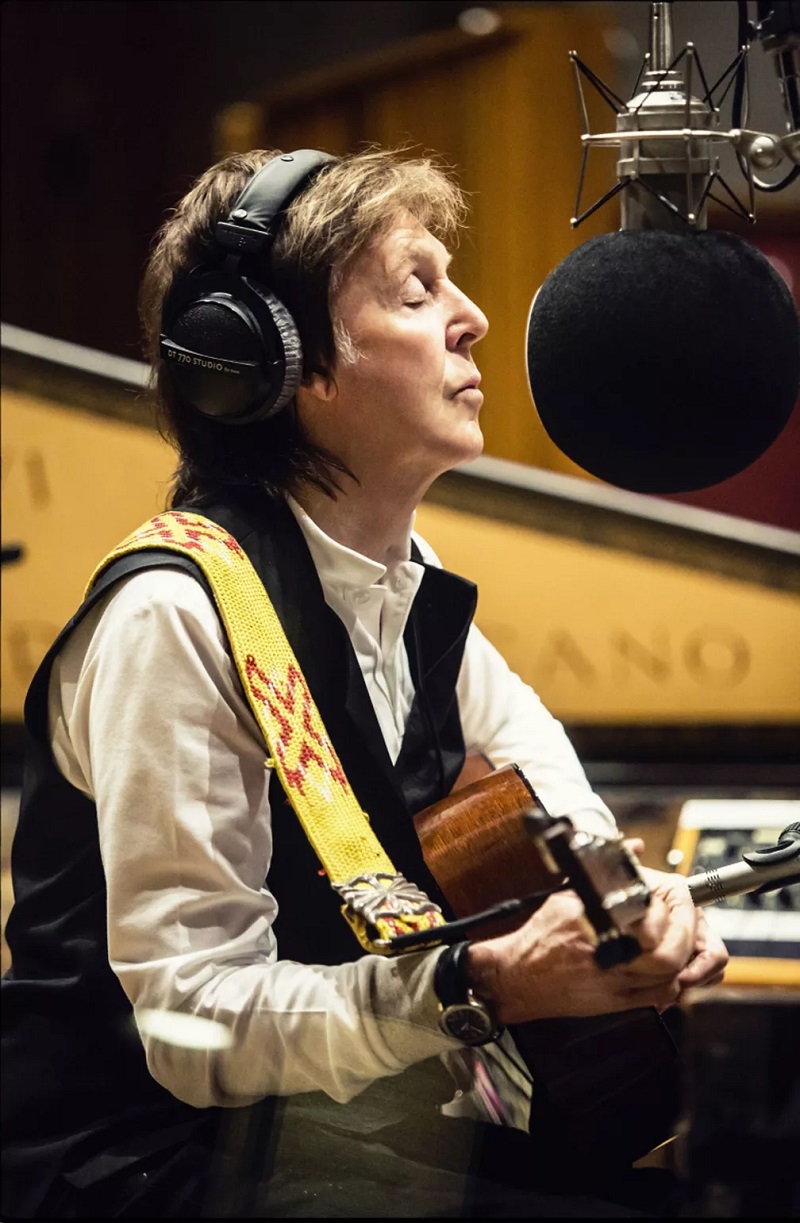 Paul McCartney no estúdio de gravação durante sessão do álbum 'Egypt Station' — Foto: Divulgação