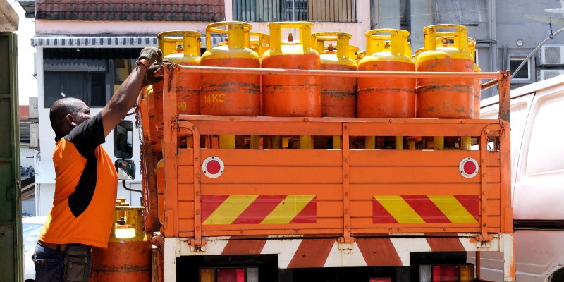 Um trabalhador colocando um botijão de gás em um caminhão de transporte de botijões. Imagem para ilustrar a matéria sobre pagamento do Vale-Gás.