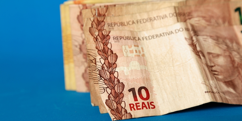 Notas de dinheiro. Imagem para ilustrar a matéria sobre empréstimo consignado no Auxílio Brasil.