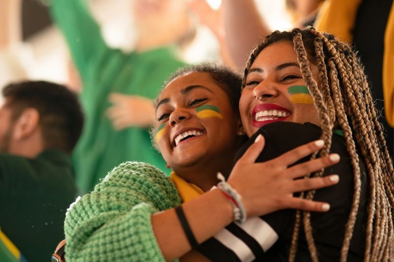 Meninas comemorando resultado da Copa do Mundo