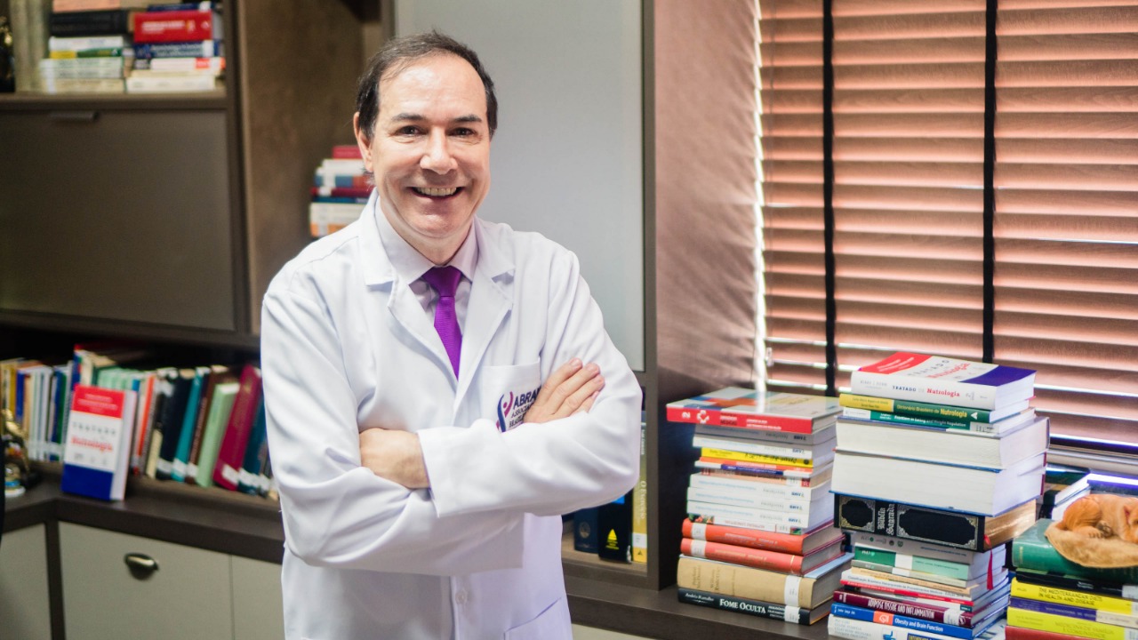 Durval Ribas-Filho, presidente da Abran, posa em seu escritório, rodeado de livros. A imagem ilustra a matéria sobre suplementação de vitamina D em pessoas 60+.