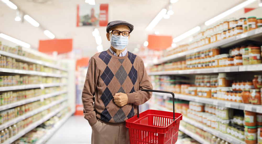 Alta na inflação leva idosos a repensarem gastos no supermercado | Ljupco Smokovski / Shutterstock