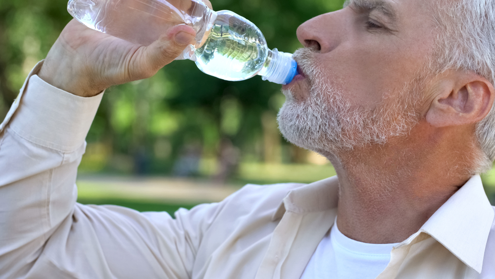 Hidratação é fundamental para cuidar de idosos no calor