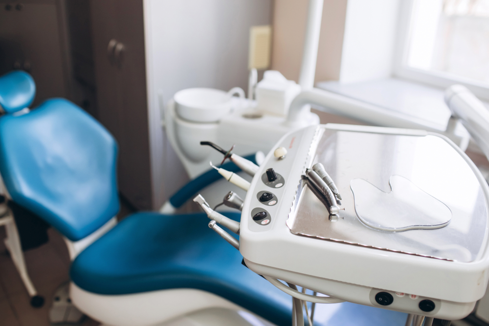 Limpeza dos dentes no cosultório do dentista deve ser feita rotineramente | Foto:StaniG/Shutterstock