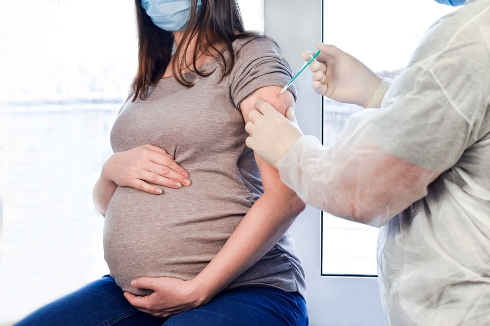 Home office para grávidas e gestantes como prioridade na vacina são medidas para reduzir riscos