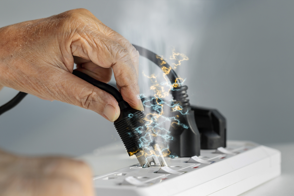 Acidente doméstico em idosos: choque elétrico é risco para idosos, saiba o que fazer