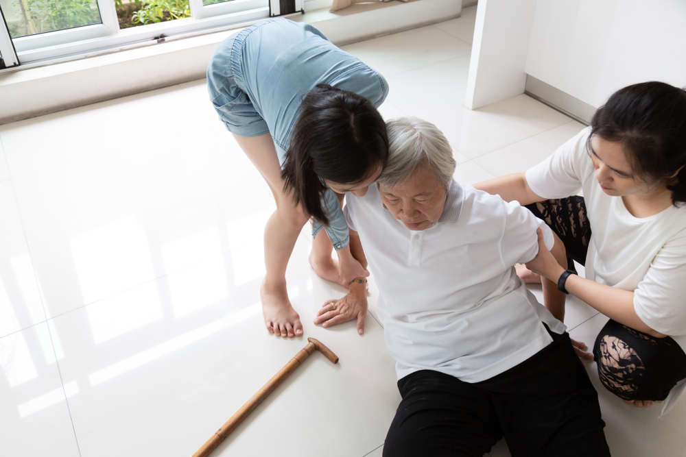 Aprenda a evitar acidentes domésticos com idosos | Foto: CGN089/Shutterstock