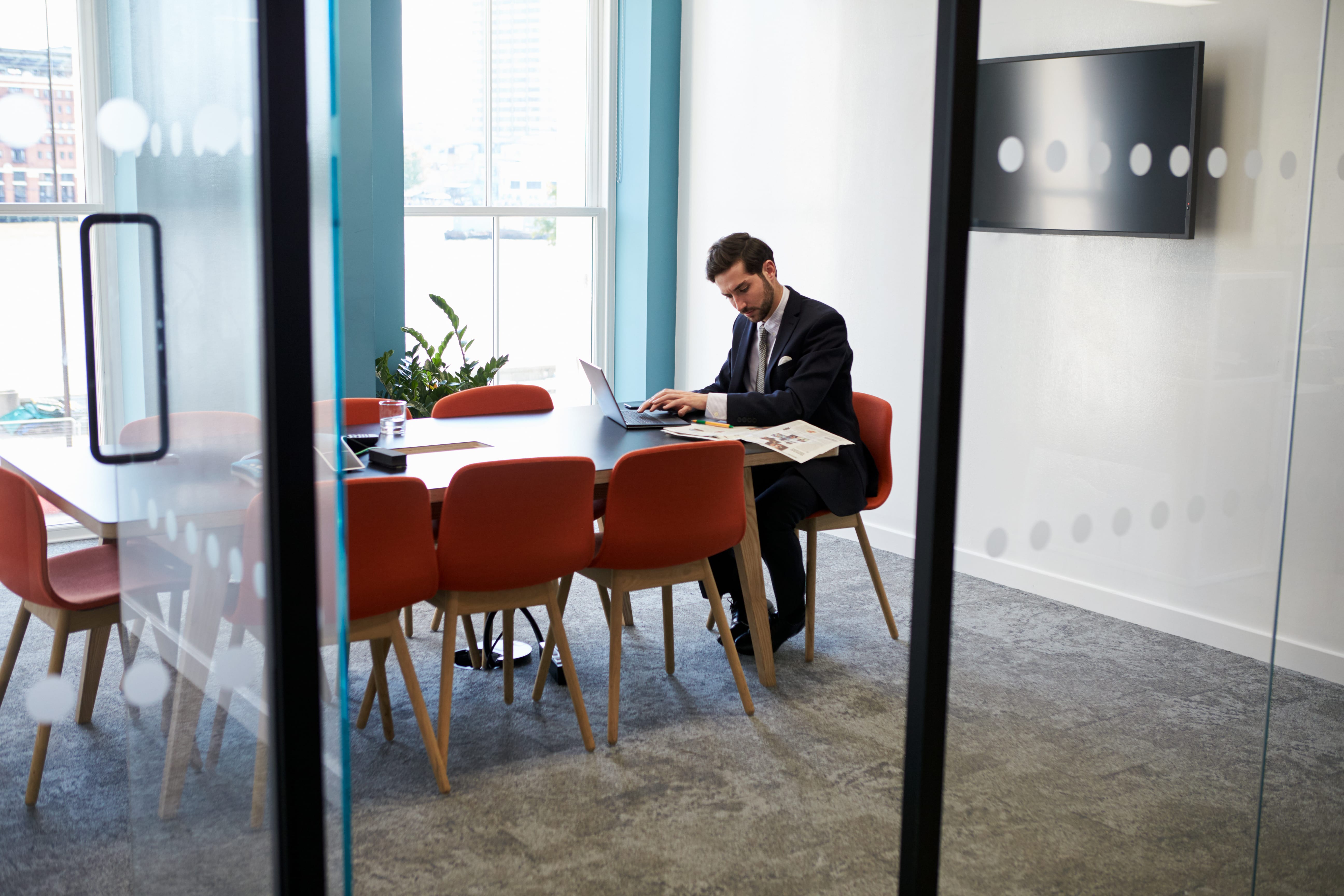 Ficar isolado no ambiente de trabalho pode ser sinal de demissão à vista