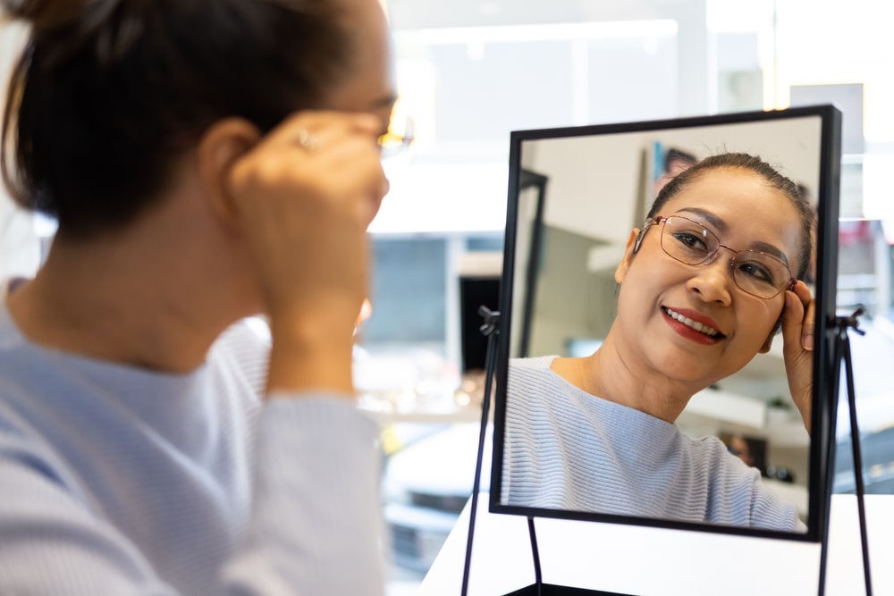 Olhar no espelho: Se preparar para uma entrevista de emprego requer autoconhecimento | Foto: Teerasan Phutthigorn/Shutterstock