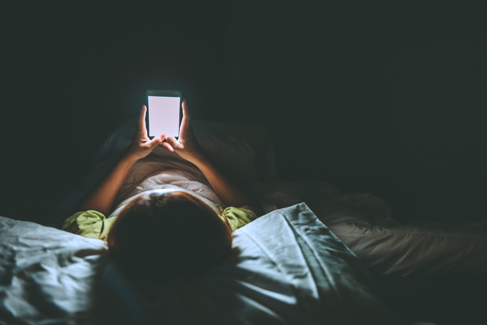 Uso de telas prejudica a qualidade do sono | Foto:  kittirat roekburi/Shutterstock