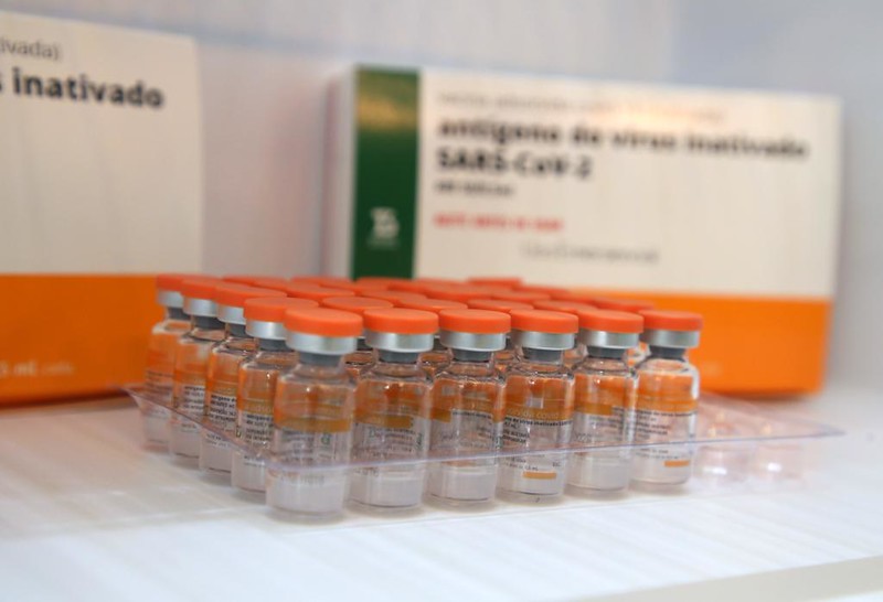 Vacinação contra Covid-19 no Brasil inicia com distribuição de doses da Coronavac