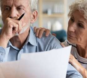 Sintomas financeiros podem aparecer até 6 anos antes do diagnóstico de Alzheimer, alerta estudo