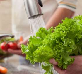 Como eliminar agrotóxicos de frutas e verduras