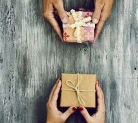 Amigo secreto no Natal é opção para gastar menos com presentes